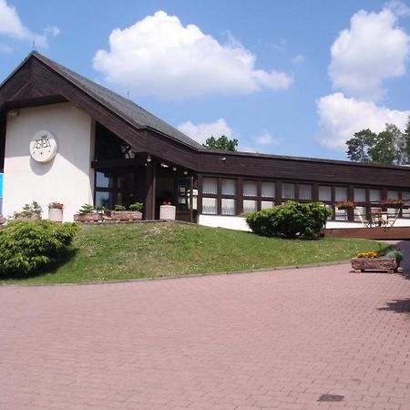Hotel Astra Tuchlovice Exteriör bild