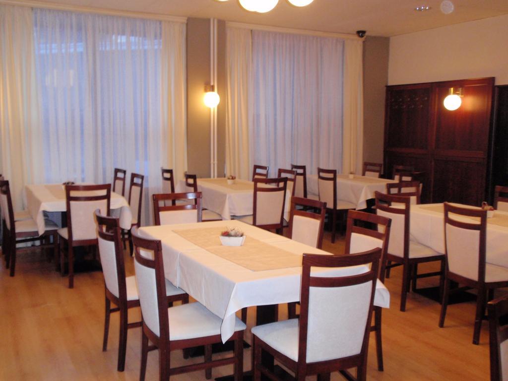 Hotel Astra Tuchlovice Exteriör bild