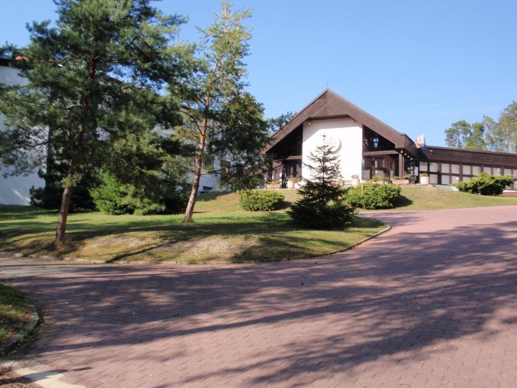 Hotel Astra Tuchlovice Exteriör bild